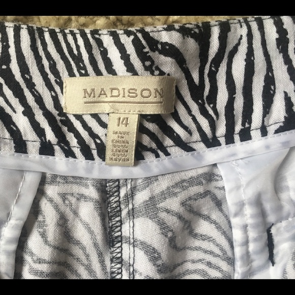 Madison zebra pattern linen blend shorts size 14. - Picture 2 of 5